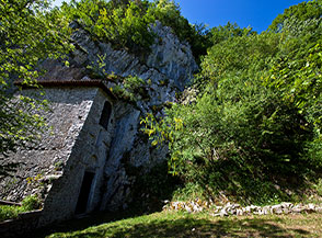 L&rsquo;Eremo di San Michele addossato alla falesia del colle che prende il suo nome.