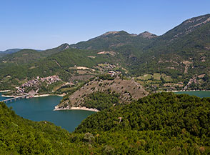 Il promontorio di Monte Antuni in mezzo al Lago del Turano, e sulla sx Castel di Tora.