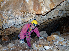 A volte bisogna abbassare un po&rsquo; la testa! (Grotta GIS).