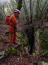 Ingresso Nuovo alla Grotta Pozzi della Piana, una grotta di origine tettonica sviluppatasi in un esteso banco di travertino.