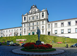 Largo Duque d&rsquo;Avila e Bolama, alle spalle la chiesa principale di Horta: Matriz de S&atilde;o Salvador.