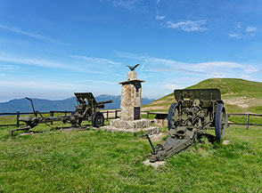 Sul Passo della Croce Arcana il monumeto con obici dedicato agli alpini caduti in guerra.