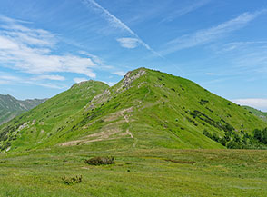 Il valico di Colle Acquamarcia con vista su Cima Tauffi (la punta di sx).