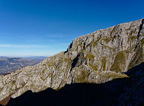 La possente costa rocciosa da cui prende, probabilmente, il nome Serra Soda.