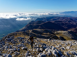 Ultimi passi per la cima di Colle Tamburo accompagnati da un panorama magnifico.