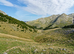 I panoramici prati sul fianco orientale di Costa della Cicogna, sullo sfondo a dx Punta Aganello.
