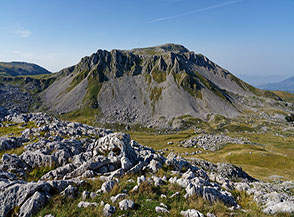 Vista sui monti Predicopeglia e Forcellone da Cima Costa della Cicogna.