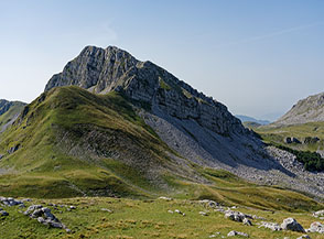 L&rsquo;imponente Monte Cavallo ripreso da nord, sotto di noi il prativo Passo della Crocetta.
