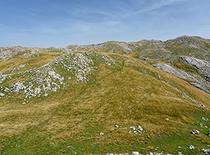 Di fronte a noi Cima Colli dell&rsquo;Arganello, non il pi&ugrave; alto ma il pi&ugrave; centrale e isolato dei colli che occupano l&rsquo;area.