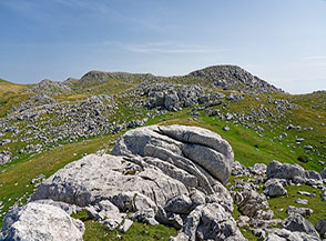 Il paesaggio, fortemente lavorato dal carsismo, di Costa dell&rsquo;Arganello.