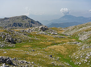Il paesaggio, fortemente lavorato dal carsismo, di Costa dell&rsquo;Arganello.