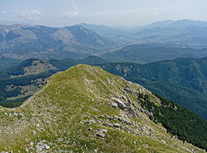 Panorama sul versante abruzzese dalla cresta delle Mainarde, in primo piano di fronte a noi Cima a Mare.