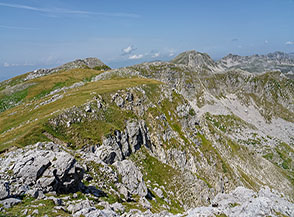 Panorama verso nord dalla vetta di Monte a Mare con i Monti della Meta in lontananza.