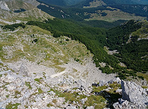 Strepitoso affaccio sul circo glaciale a nord di Monte a Mare.