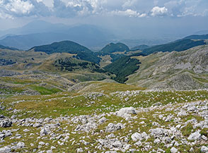 Lungo la via di discesa dalla Costa dell&rsquo;Arganello ricompare a fondovalle Prati di Mezzo (al centro).