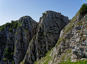 Vista sui due grandi pilastri rocciosi (Gemelli della Madonna della Neve) che si ergono sopra il Canale della Chiesa al Cervati.