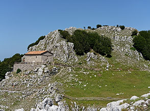 Vista sul Santuario Madonna del Cervati o della Neve con alle spalle Punta Madonna della Neve.
