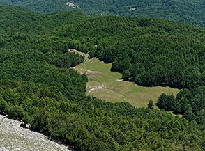 Vista sulla radura di Fontana Fredda (ai cui margini si trova il Rifugio Monte Cervati).