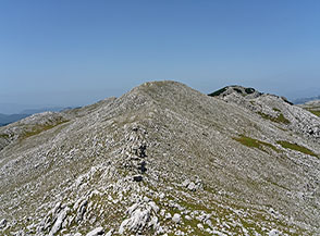 La brulla cresta di roccette che conduce al Monte Cervati da est.