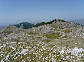 Vista sull&rsquo;altopiano carsico che si sviluppa a nord del Cervati.