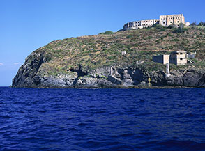 L&rsquo;approdo della Madonnina alla Marinella, sull&rsquo;Isola di Santo Stefano sede del carcere borbonico.