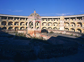 Cortile interno del penitenziario di Santo Stefano, la struttura circolare &egrave; quella del Panopticon che consentiva di controllare tutte le celle da un unico punto centrale.
