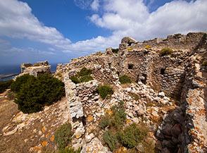 Scorcio fra i ruderi del Castellaccio, nella parte meridionale dell&rsquo;Asinara.