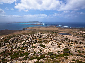 Il vastissimo panorama di cui si gode dal Castellaccio, sotto di noi la parte pi&ugrave; meridionale dell&rsquo;Asinara prima dello Stretto di Fornelli e dell&rsquo;Isola Piana.