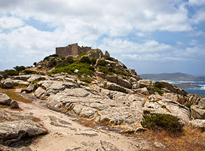 Un ultimo sguardo alla rocca del Castellaccio, tra i pi&ugrave; bei belvedere dell&rsquo;Isola dell&rsquo;Asinara.