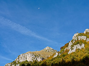 La Luna fa capolino sopra i contrafforti rocciosi che dominano il Vallone di Teve.