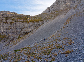 Risalita del ghiaione verso il Castello del Costognillo.