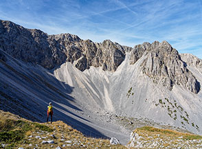 Vista sullo splendido circo di Fossa Cavallo, sulla dx si distinguono le punte rocciose che formano le Tre Sorelle.