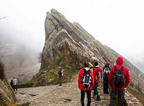 Lungo il viottolo lastricato che dalla Cappella di Santa Maria conduce a Castelmezzano.