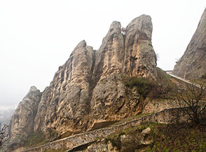 Le bizzarre guglie che caratterizzano le Dolomiti di Castelmezzano proprio sopra l&rsquo;abitato.