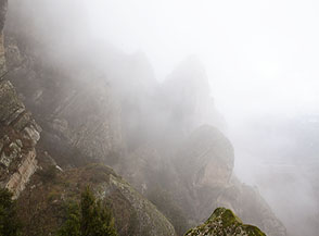 Le Dolomiti di Castelmezzano immerse nelle nuvole.