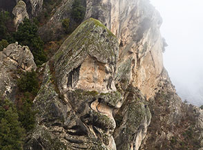 &ldquo;La maschera&ldquo; (singolare guglia sul fianco settentrionale del Castello di Castelmezzano).