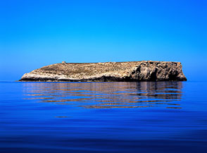 &ldquo;L&rsquo;iceberg&rdquo; (l&rsquo;isolotto di Lampione: iceberg alla deriva fra cielo e mare).