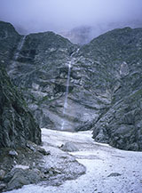 Il selvaggio e tenebroso Fondo della Salsa, la cui conca &egrave; occupata da un grosso nevaio.