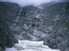 Il selvaggio e tenebroso Fondo della Salsa, la cui conca &egrave; occupata da un grosso nevaio.