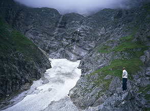 Vista d&rsquo;insieme del Fondo della Salsa, al di sopra coperta dalle nuvole si sviluppa l&rsquo;impressionante Parete Nord del Camicia.