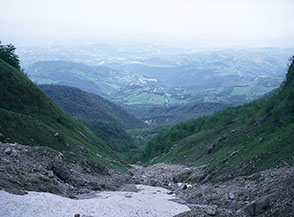 Vista sulla vallata e il paese di Castelli.