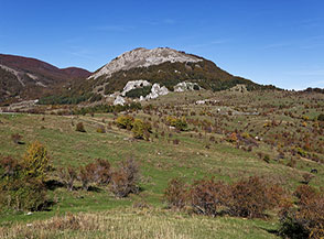 Vista sui prati di Tuppo delle Seti con Serra la Mandra sullo sfondo.