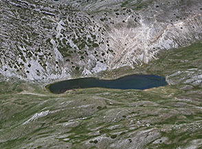Il Lago della Duchessa circondato dai magri pascoli dell&rsquo;Alta Valle del Cieco.