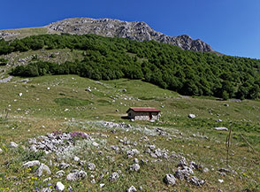 Rifugio pastorale in localit&agrave; le Caparnie nel Vallone del Cieco.