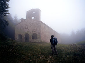 Santa Maria del Pantano avvolta dalla nebbia mattutina.