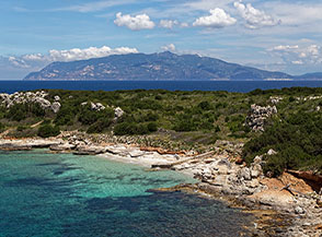 L&rsquo;ameno approdo del Porto Romano a Pianosa con il Monte Capanne elbano all&rsquo;orizzonte.