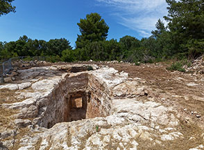 La grande struttura a pozzo con dromos di accesso ma d&rsquo;incerta destinazione, scoperta durante alcuni scavi archeologici a Pianosa.