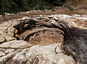 Particolare dell&rsquo;ampio e profondo pozzo circolare di una costruzione arcaica scoperta a Pianosa.