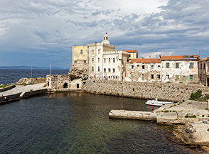 Affaccio sul porticciolo di Punta Teglia a Pianosa.