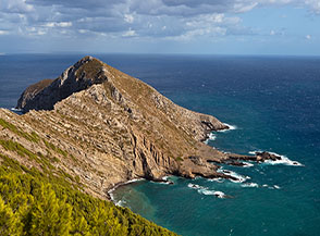 Versante Ovest di Punta Basano con gli scogli di Cala Martini.